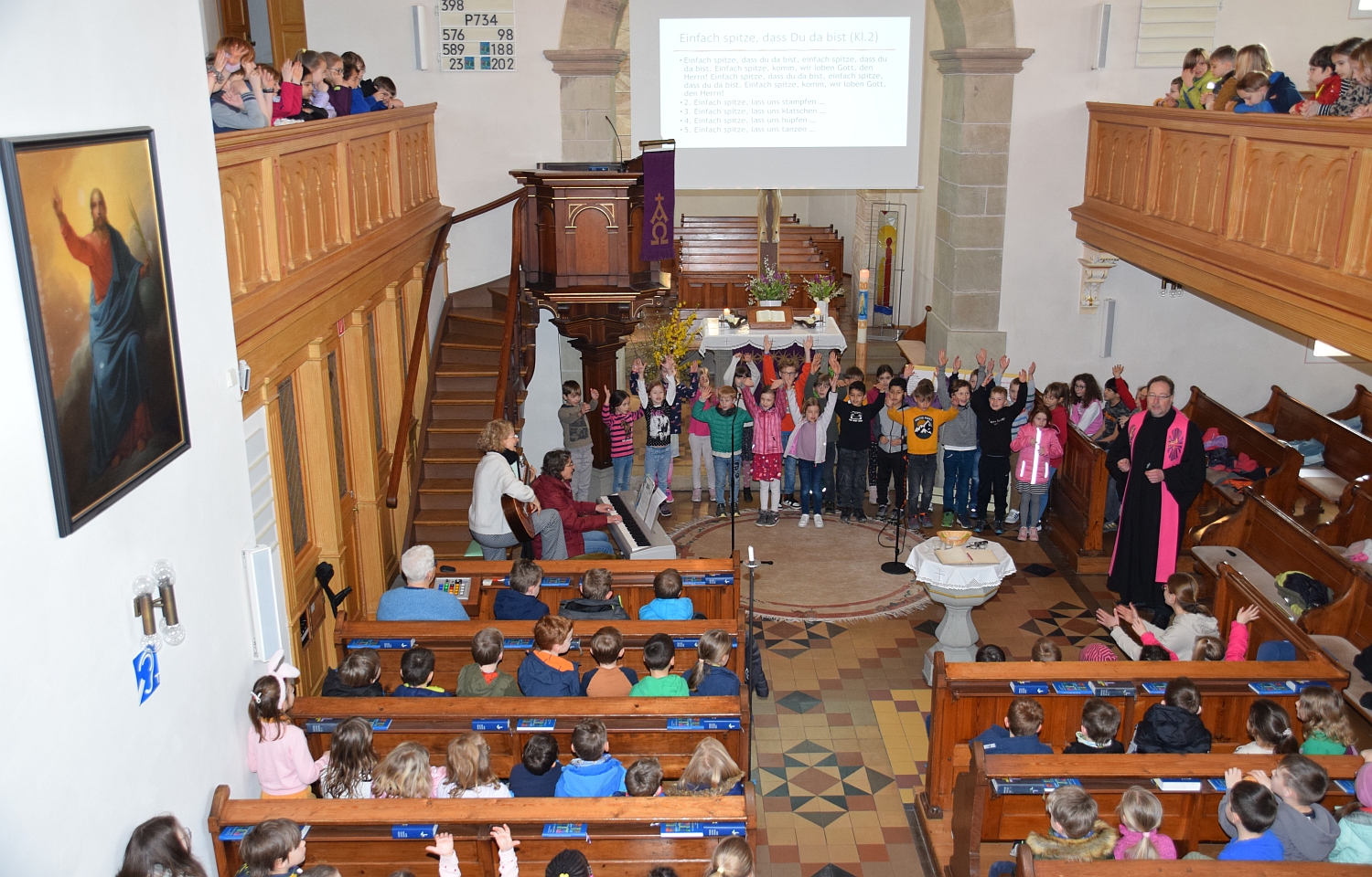 Foto von Kindern, die in der Kirche ein Lied singen